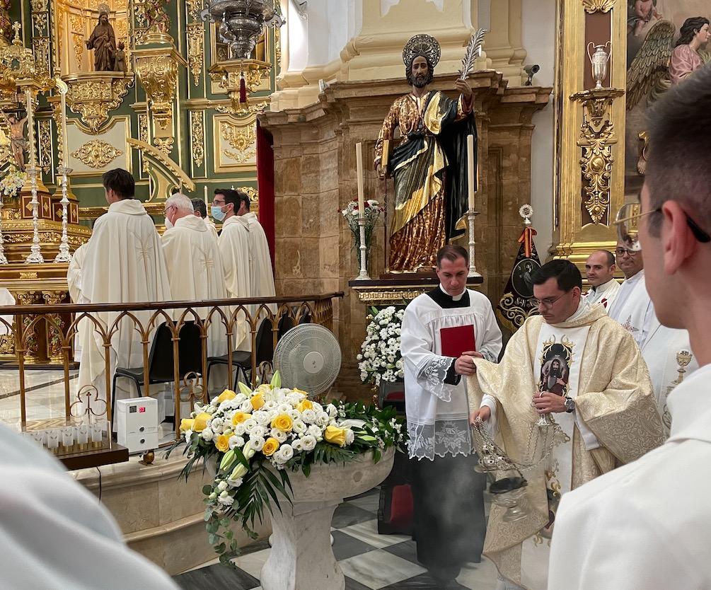 Primera Misa Solemne del neopresbítero Juan Manuel Caracuel en la parroquia de la Encarnación de Marbella // E. LLAMAS