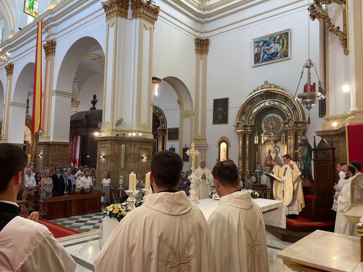 Primera Misa Solemne del neopresbítero Juan Manuel Caracuel en la parroquia de la Encarnación de Marbella // E. LLAMAS