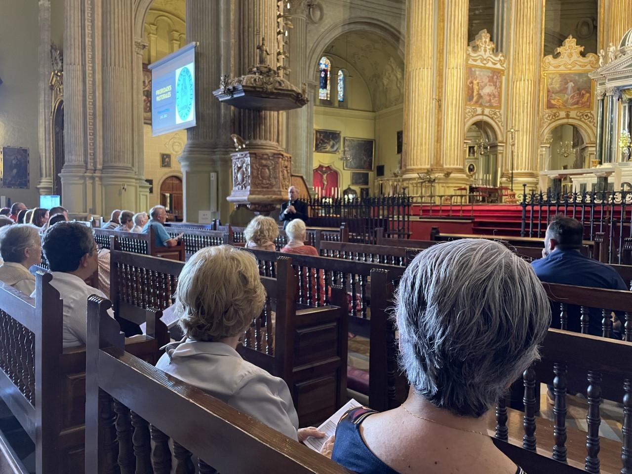 El Sr. Obispo, presentando las Prioridades Pastorales Diocesanas a los fieles congregados en la Catedral // E. LLAMAS