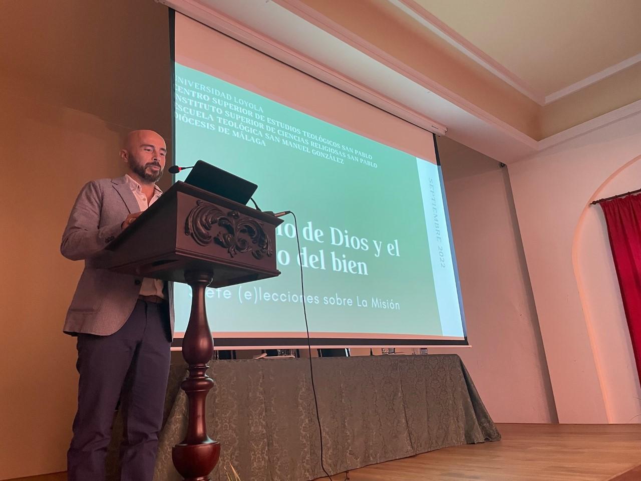 El profesor Ángel Nuño expone la lección inaugural // E. LLAMAS