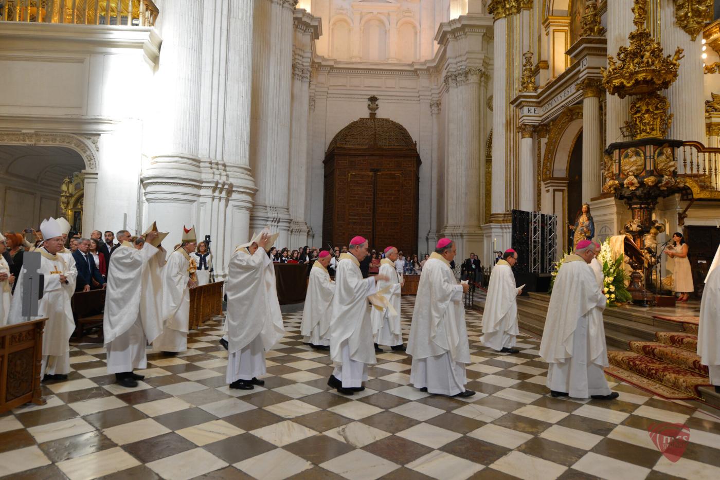 Mons. Catalá, en el centro, durante la Misa de toma de posesión del arzobispo coadjutor de Granada
