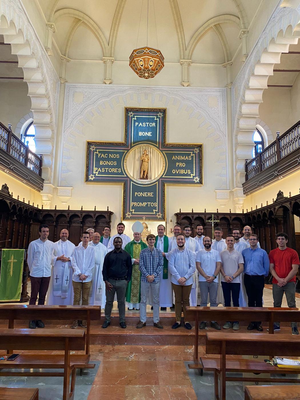 Candidato al diaconado, Álvaro López Cardosa, junto a D. Jesús Catalá y los compañeros seminaristas, tras la firma en la Capilla del Buen Pastor // P. ORTI