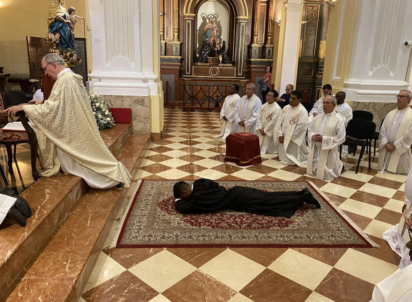 El joven agustino Glen Calaminos realiza su profesión solemne