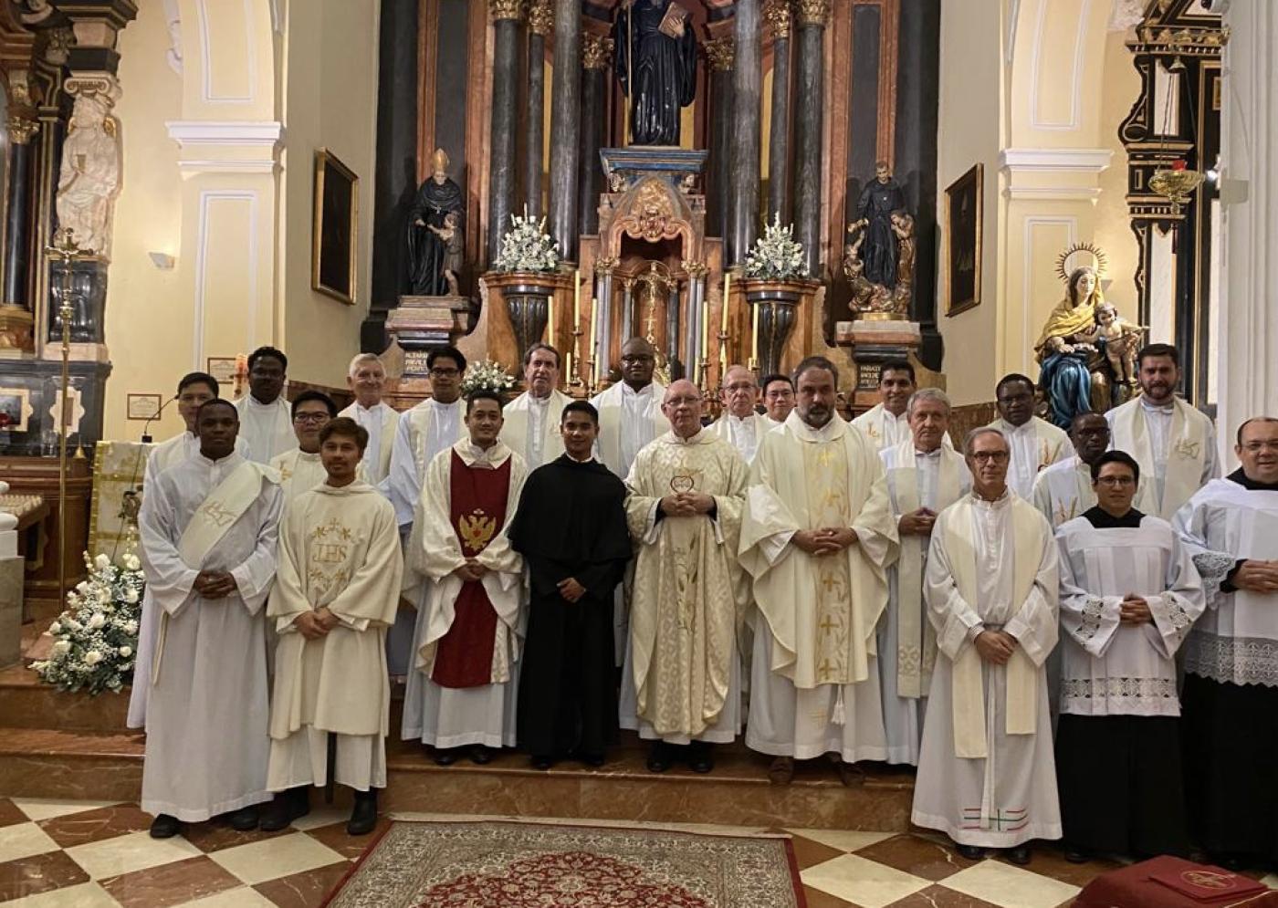 Momento de la profesión solemne del agustino Glen Calaminos