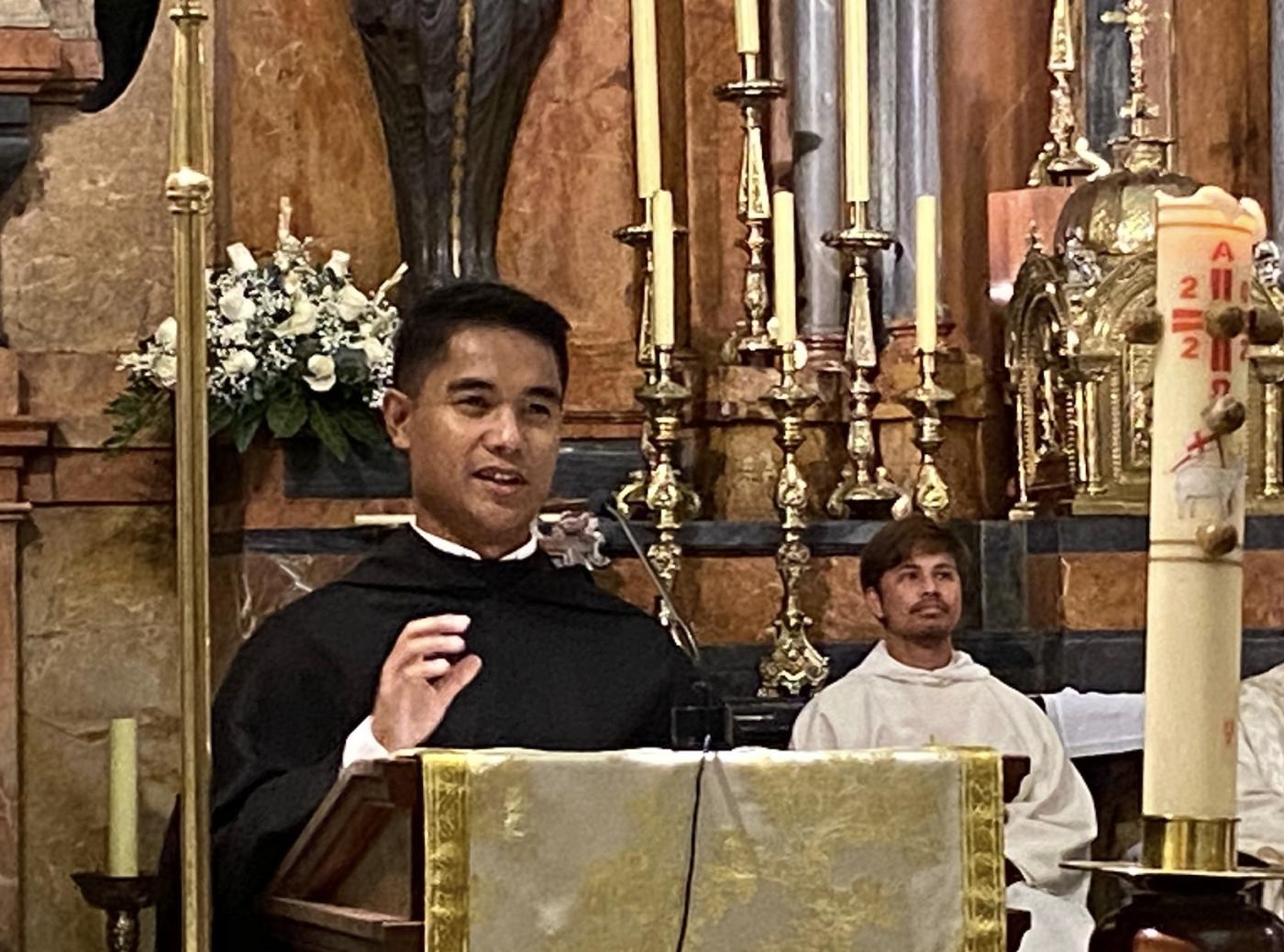 Momento de la profesión solemne del agustino Glen Calaminos