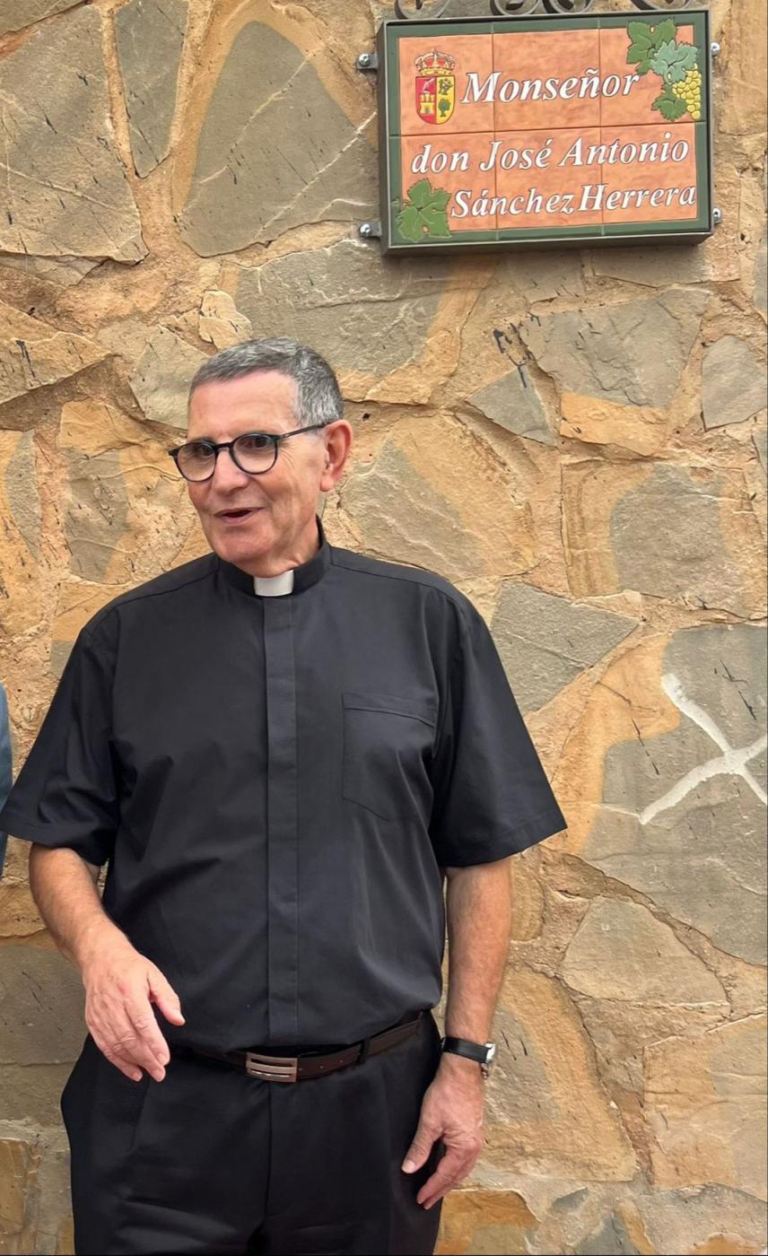 El Valdés dedica una calle al párroco José Antonio Sánchez Herrera