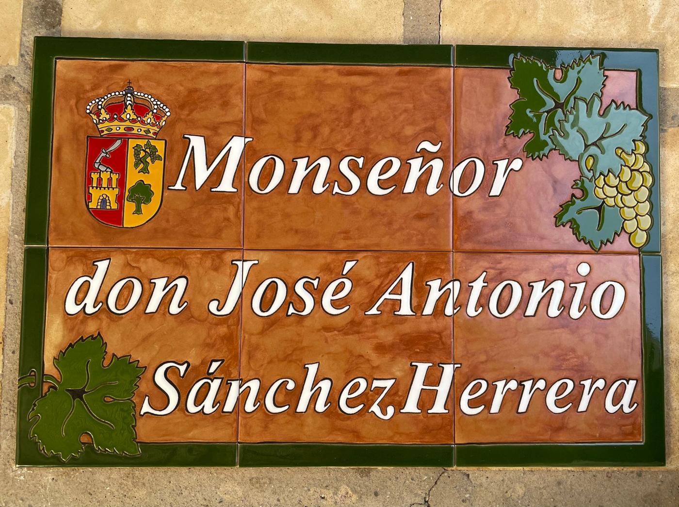 El Valdés dedica una calle al párroco José Antonio Sánchez Herrera