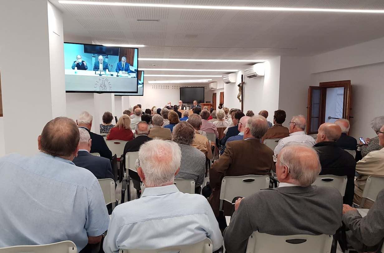 Durante la reunión de amigos en torno al sacerdote D. Francisco García Mota