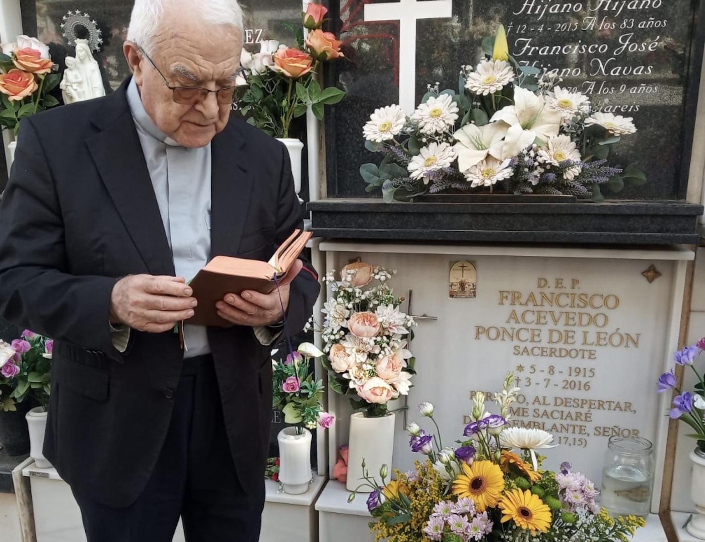 La comunidad cristiana reza por sus sacerdotes difuntos