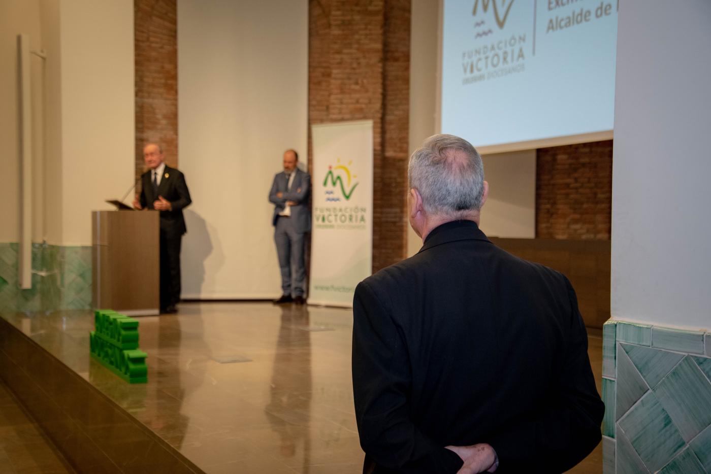 Mons. Catalá escucha el discurso de agradecimiento del alcalde FOTO: D. MARTÍN