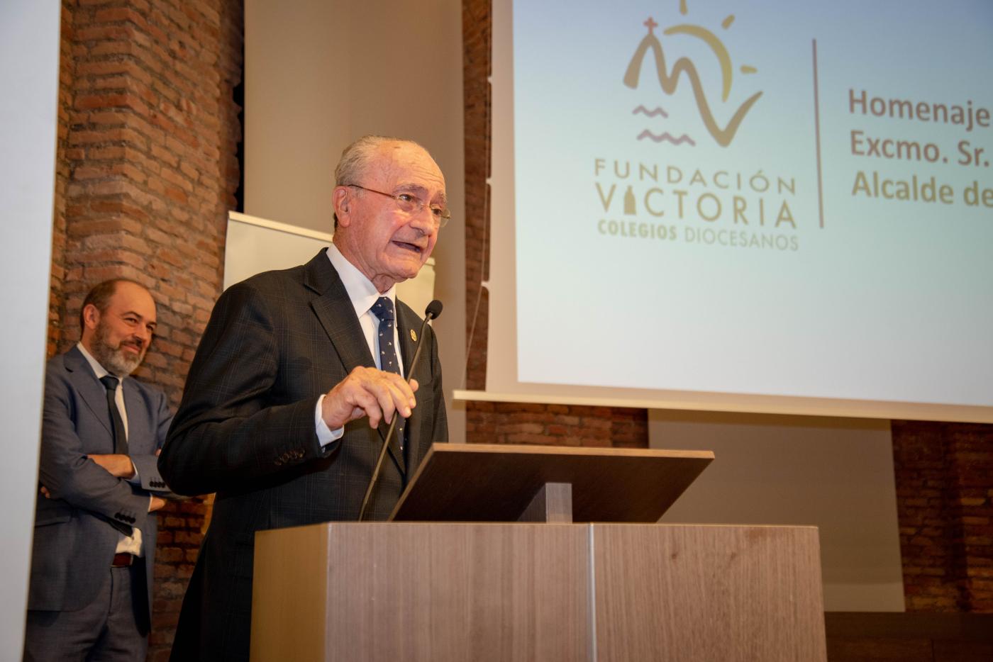 Discurso del alcalde de Málaga en el homenaje que le rindió la Fundación Victoria. FOTO: D. MARTÍN