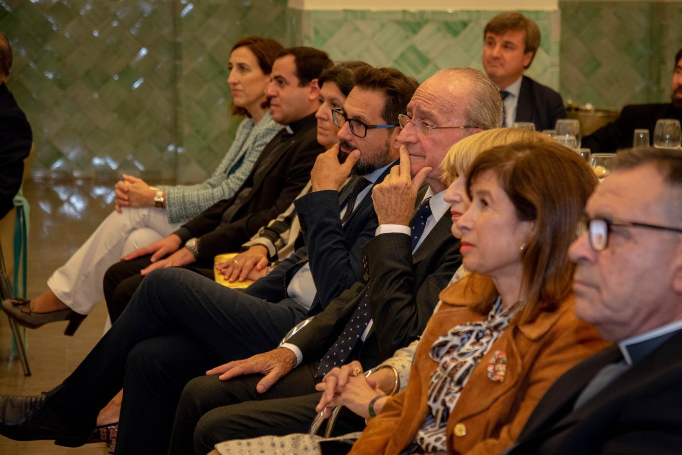 El alcalde estuvo acompañado en su homenaje por miembros de su equipo de gobierno y representantes de la Junta de Andalucía, del patronato y de la diócesis de Málaga. FOTO: D. MARTÍN