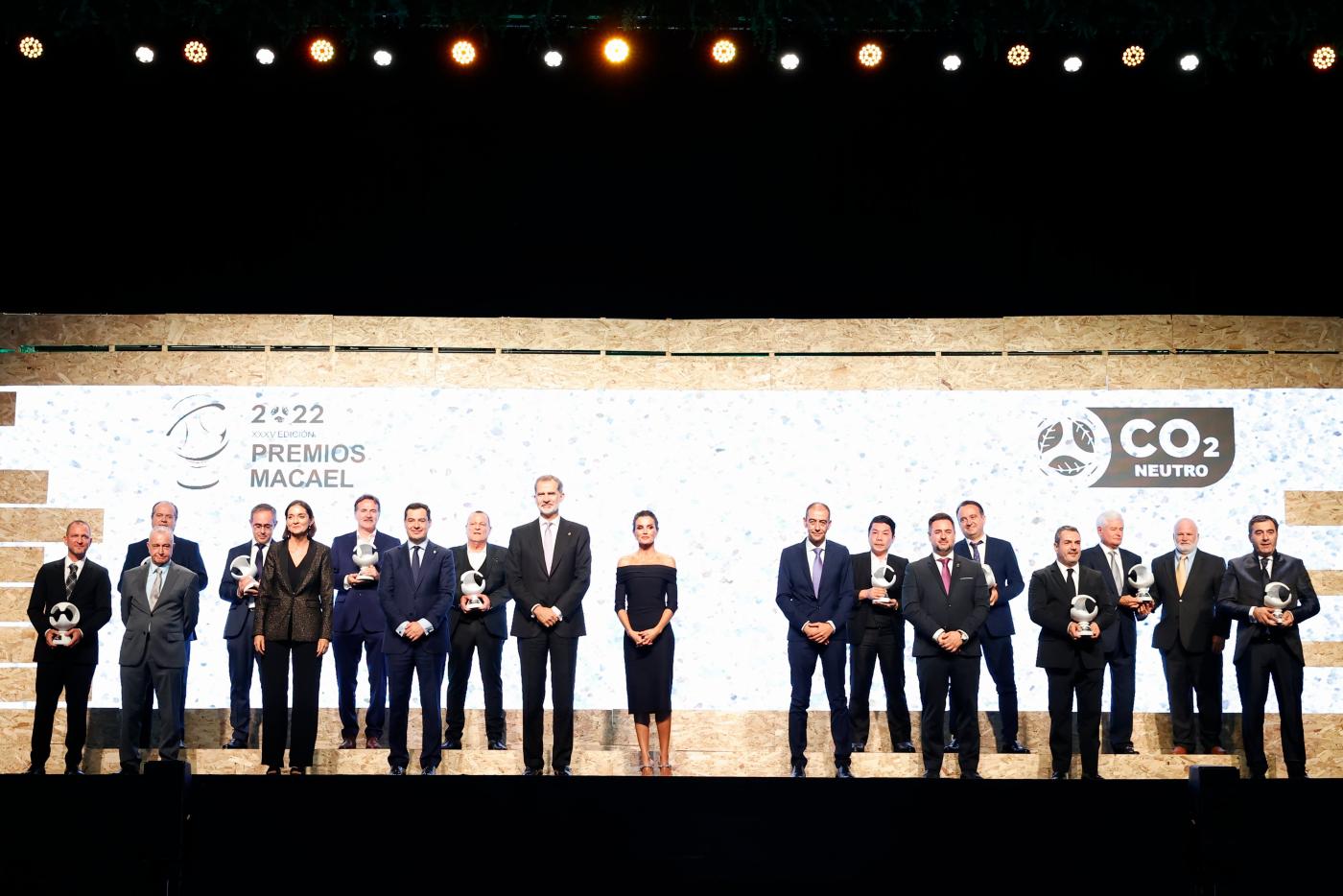 Foto de familia de todos los premiados junto a Don Felipe y Doña Letizia