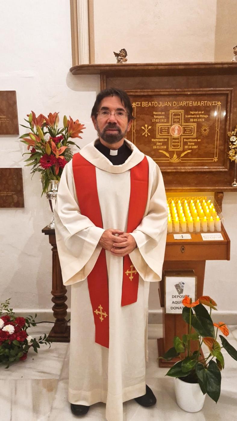 Antonio Eloy Madueño, director del Departamento para la Causa de los Santos junto al sepulcro del beato Juan Duarte en Yunquera