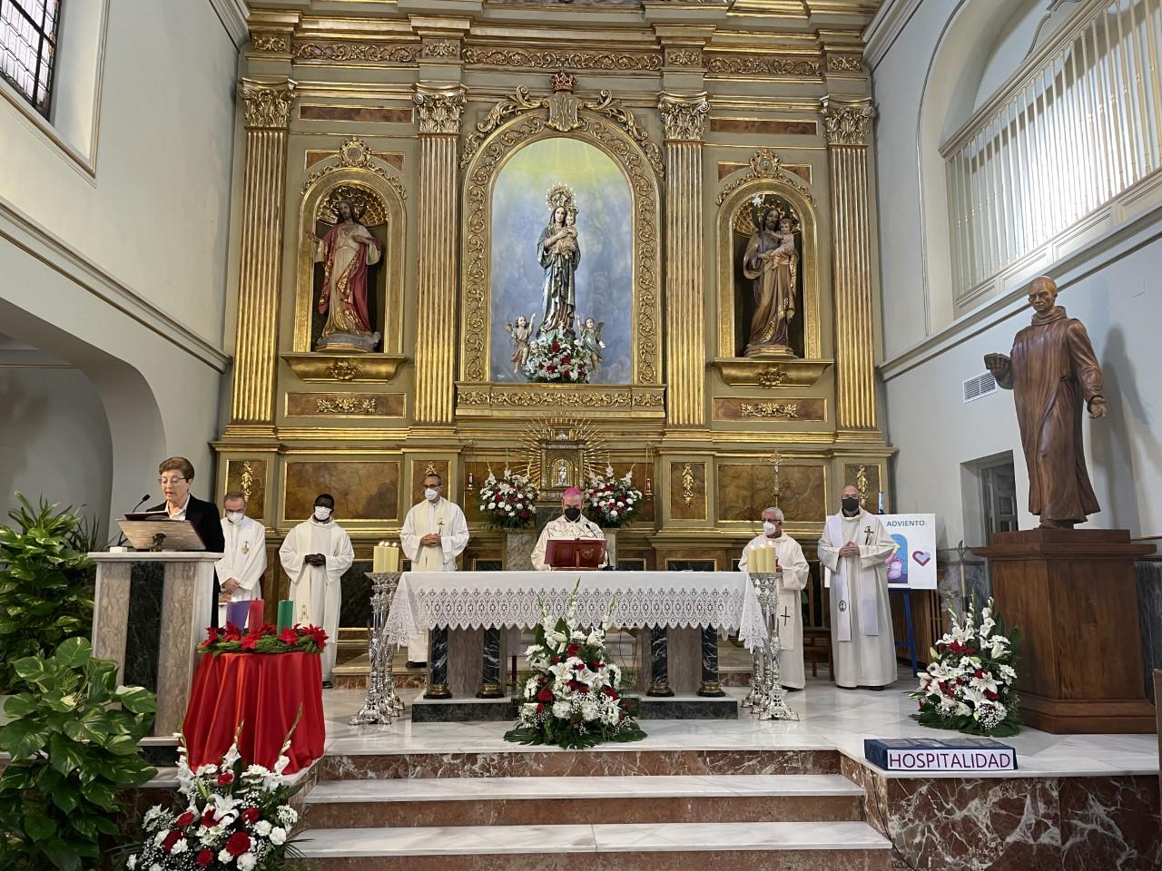 El Sr. Obispo bendice la nueva estatua de San Benito Menni en el Centro de las Hospitalarias // E. LLAMAS