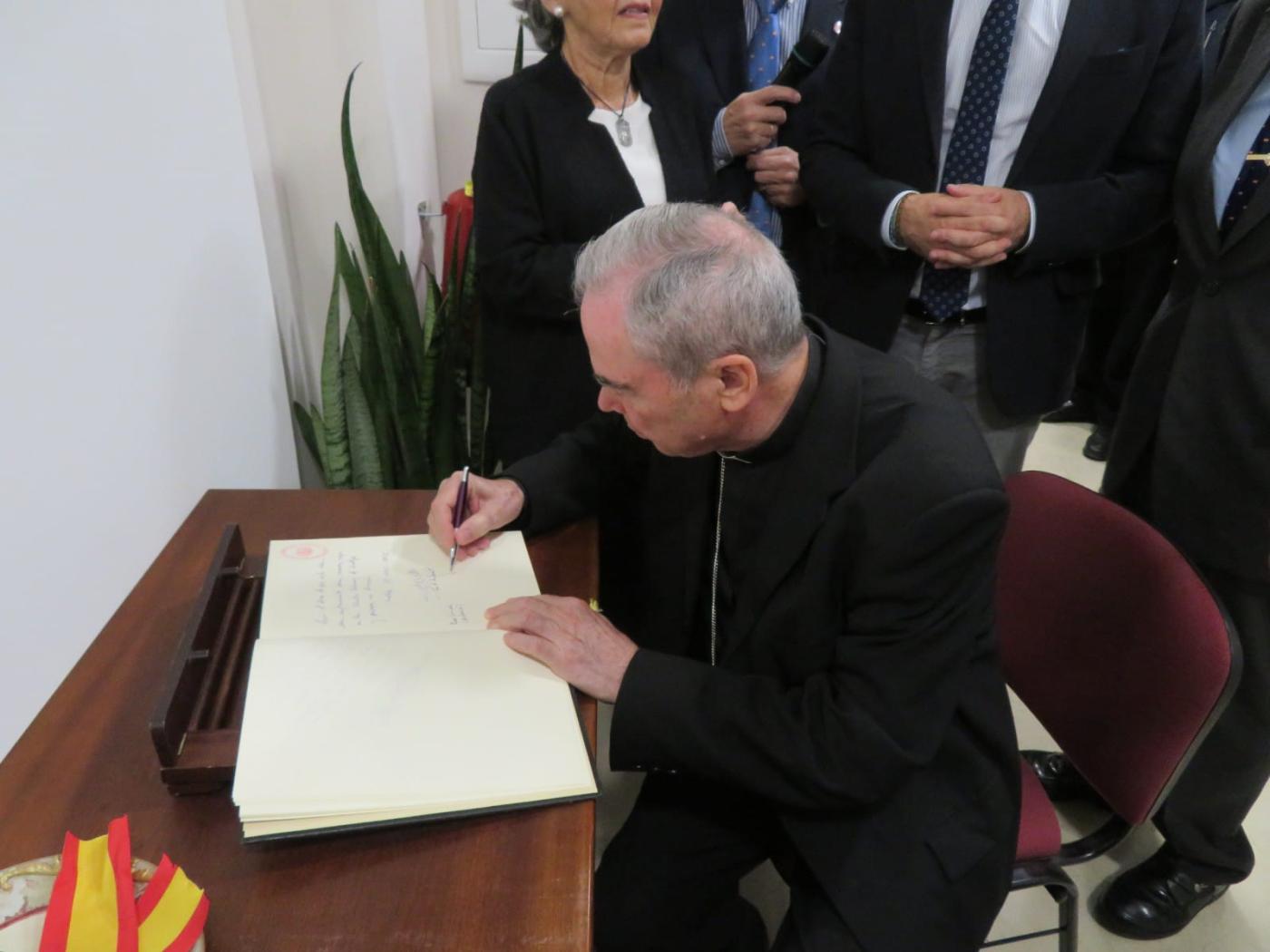 El obispo y el alcalde inauguran la sala de exposiciones de los Santos Patronos