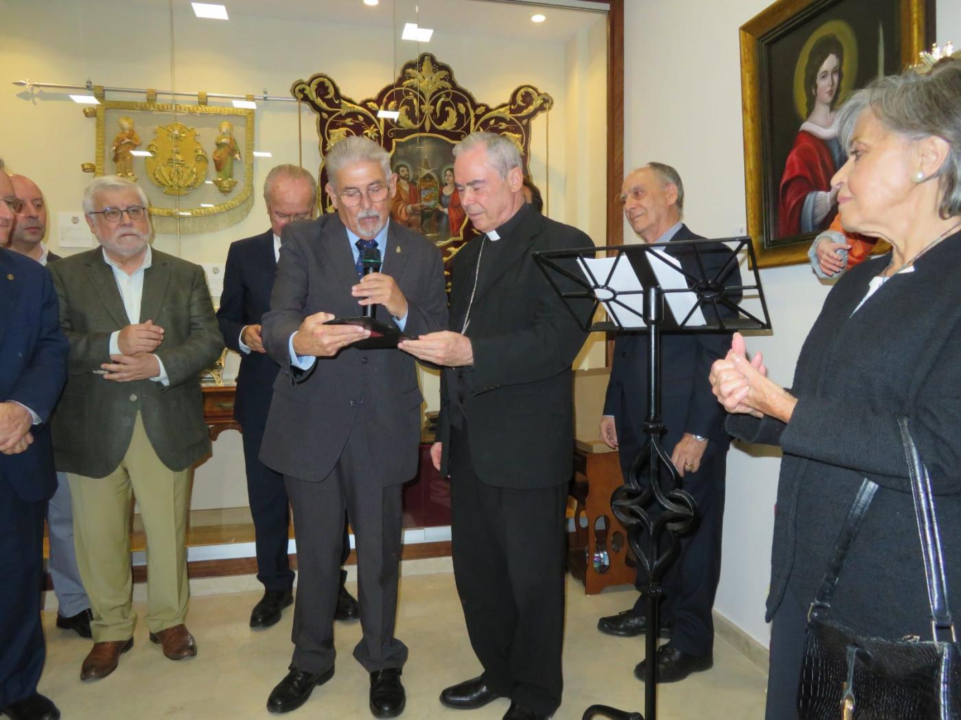 El obispo y el alcalde inauguran la sala de exposiciones de los Santos Patronos