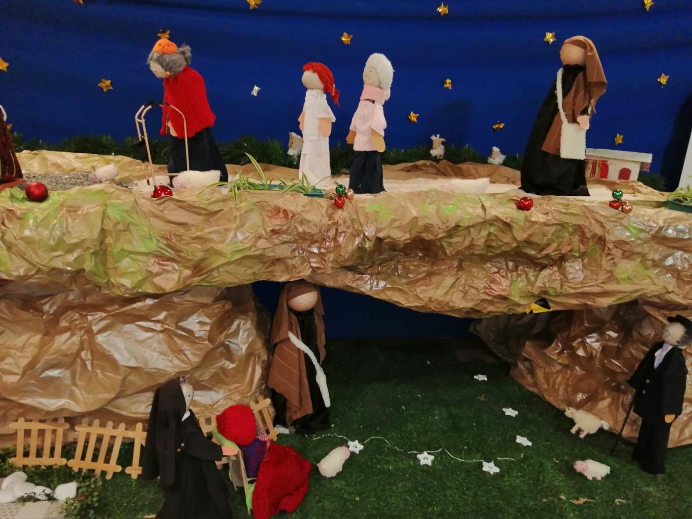 Trabajadores y residentes de la Residencia Madre Carmen montan el belén