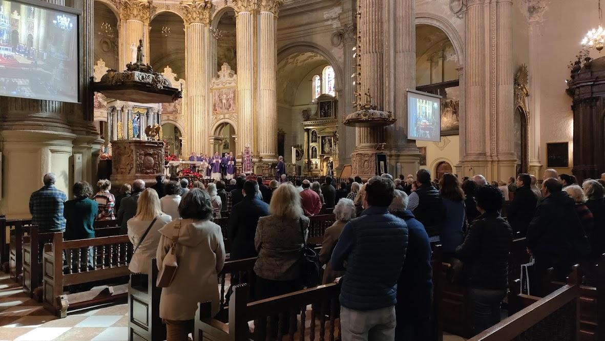 Misa en sufragio por por Benedicto XVI celebrada en la Catedral