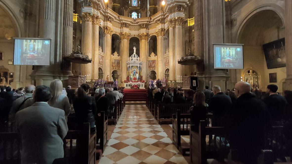 Misa en sufragio por por Benedicto XVI celebrada en la Catedral