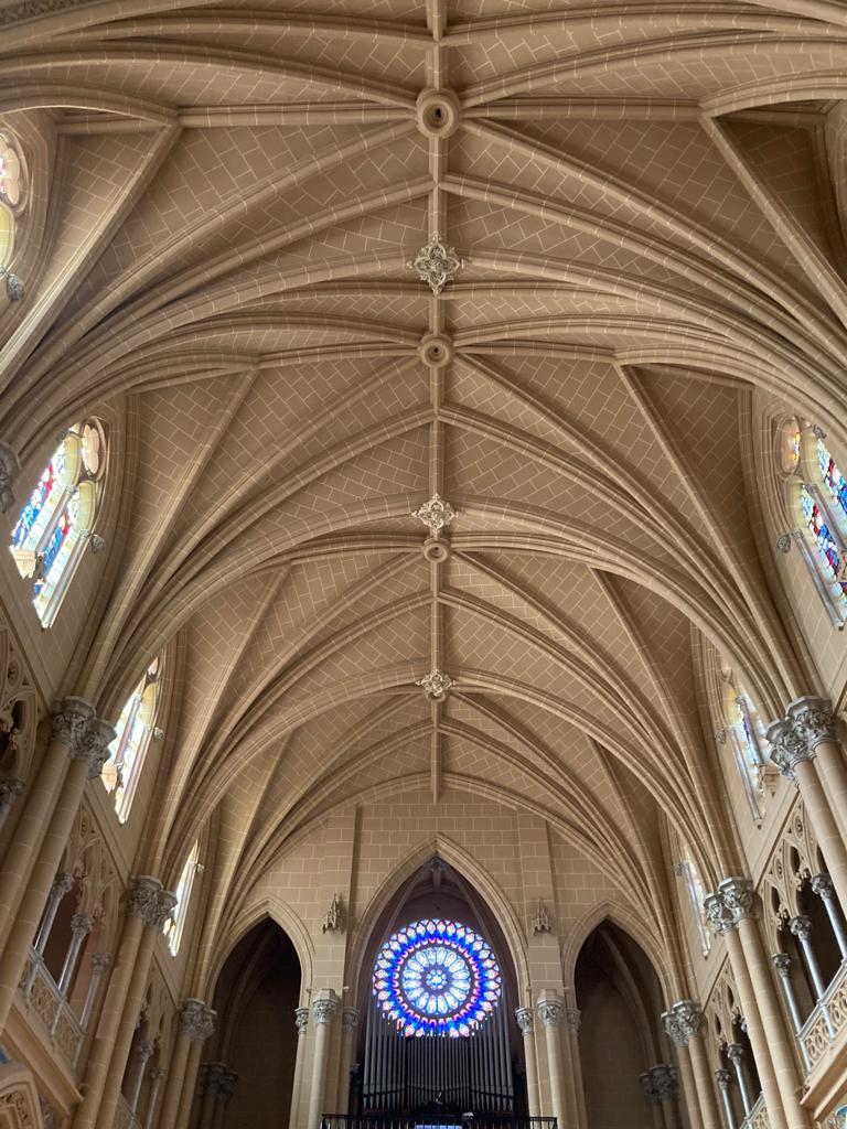 «La iglesia del Sagrado Corazón de Jesús atrapa desde su monumental fachada neogótica»