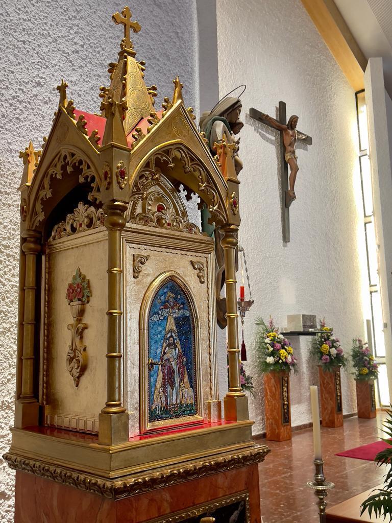 El Sr. Obispo bendice el nuevo Sagrario de San Miguel, en Nerja, durante la Visita Pastoral