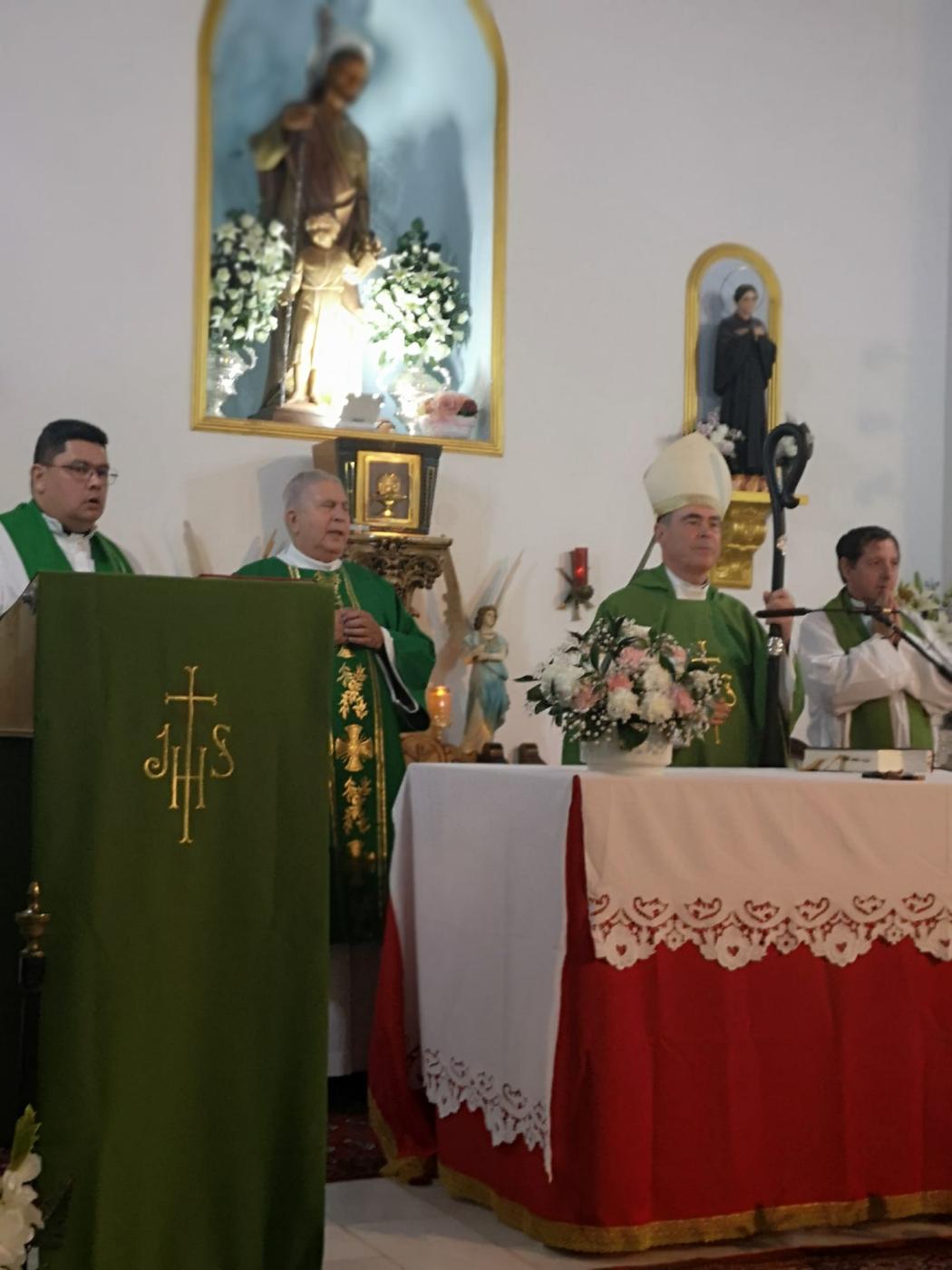 «Cajiz esperó a su Obispo en la plaza del pueblo y caminó con él hasta el templo»
