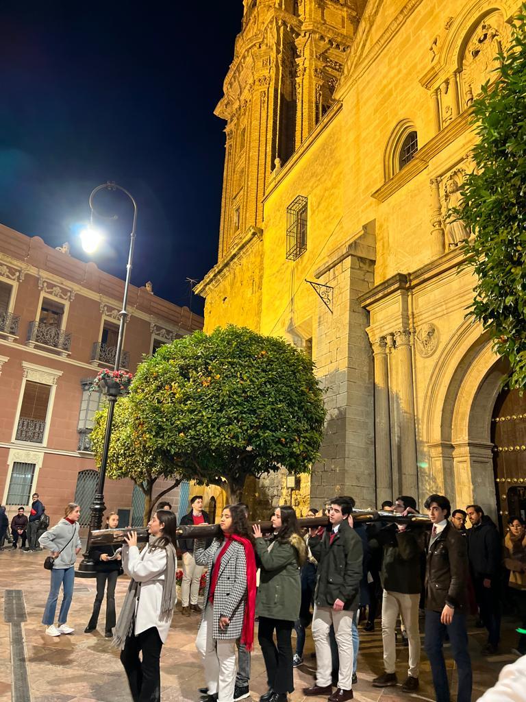 Los jóvenes del arciprestazgo de Antequera celebran un Via Crucis callejero al inicio de la Cuaresma