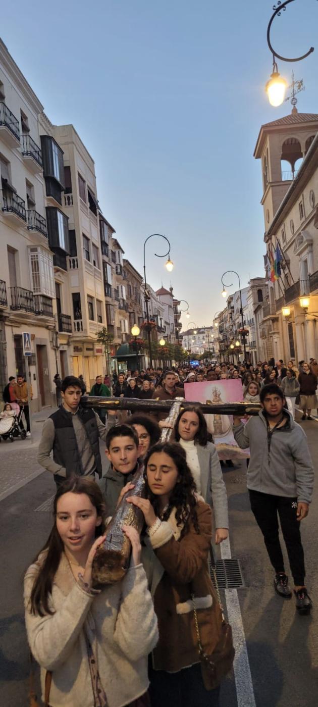 Los jóvenes del arciprestazgo de Antequera celebran un Via Crucis callejero al inicio de la Cuaresma