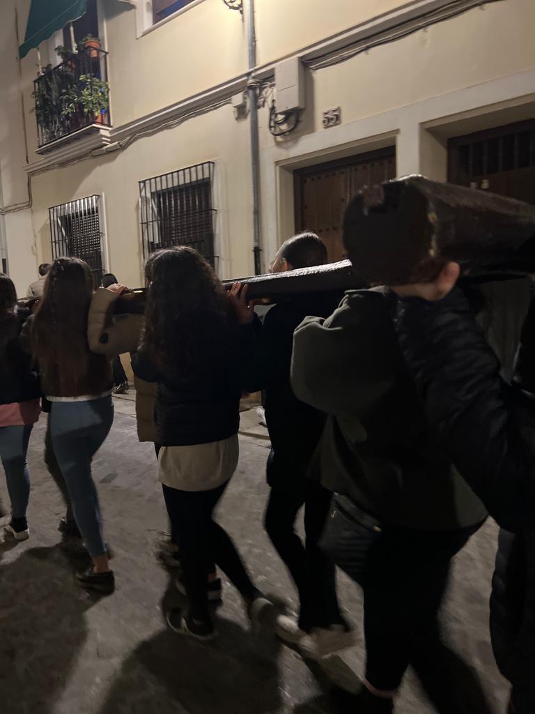 Los jóvenes del arciprestazgo de Antequera celebran un Via Crucis callejero al inicio de la Cuaresma