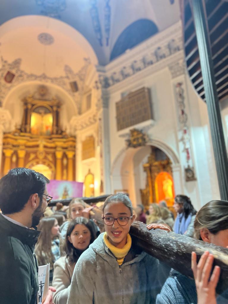 Los jóvenes del arciprestazgo de Antequera celebran un Via Crucis callejero al inicio de la Cuaresma