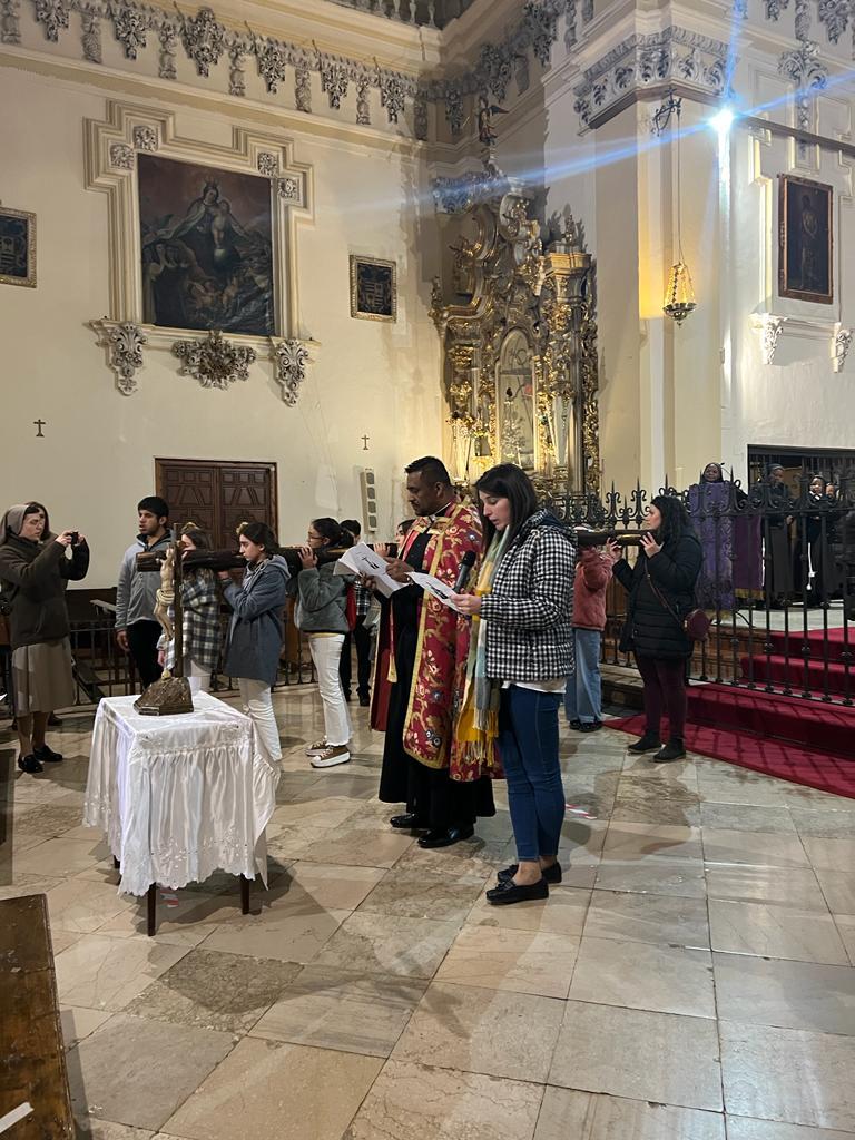 Los jóvenes del arciprestazgo de Antequera celebran un Via Crucis callejero al inicio de la Cuaresma