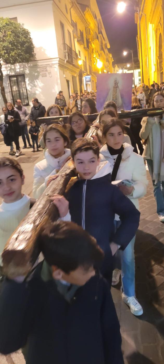 Los jóvenes del arciprestazgo de Antequera celebran un Via Crucis callejero al inicio de la Cuaresma