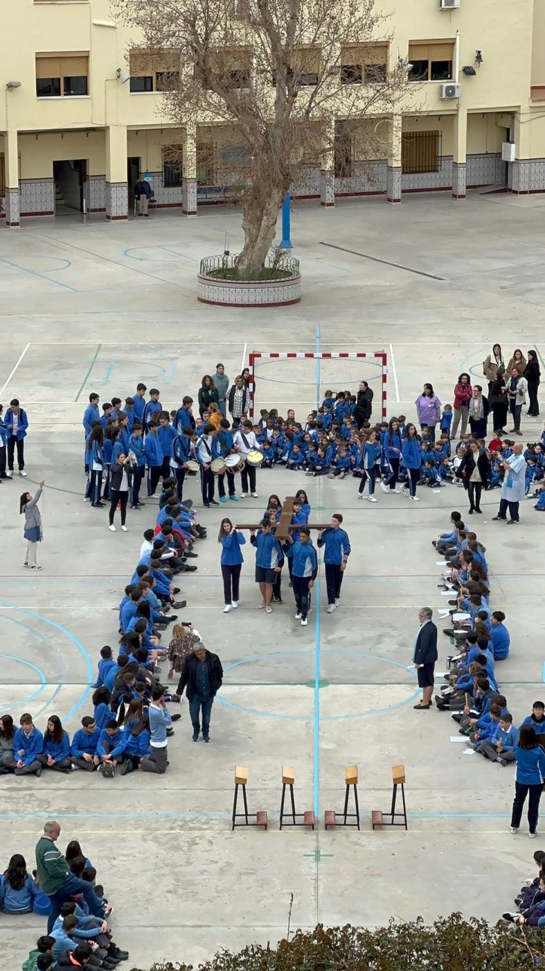 El Colegio San Manuel acoge la Cruz y el Icono de la Juventud