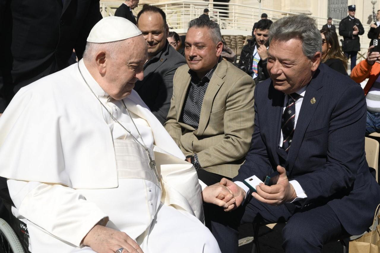 El presidente de la Agrupación de Cofradías de Semana Santa de Vélez-Málaga, Francisco Javier García del Corral, entrega al papa la medalla de oro de la institución