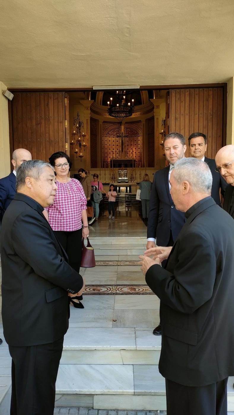 Visita del Nuncio, junto al Sr. Obispo, a la Basílica de la Esperanza