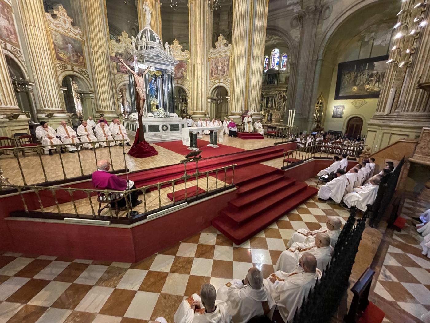 Misa Crismal en la Catedral, presidida por el Sr. Obispo, D. Jesús Catalá // E. LLAMAS