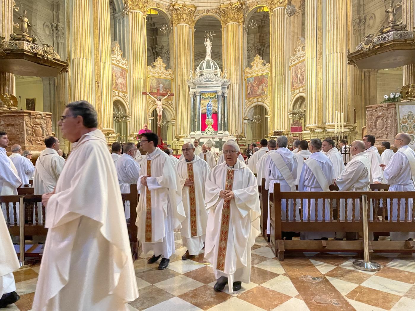 Misa Crismal en la Catedral, presidida por el Sr. Obispo, D. Jesús Catalá // E. LLAMAS