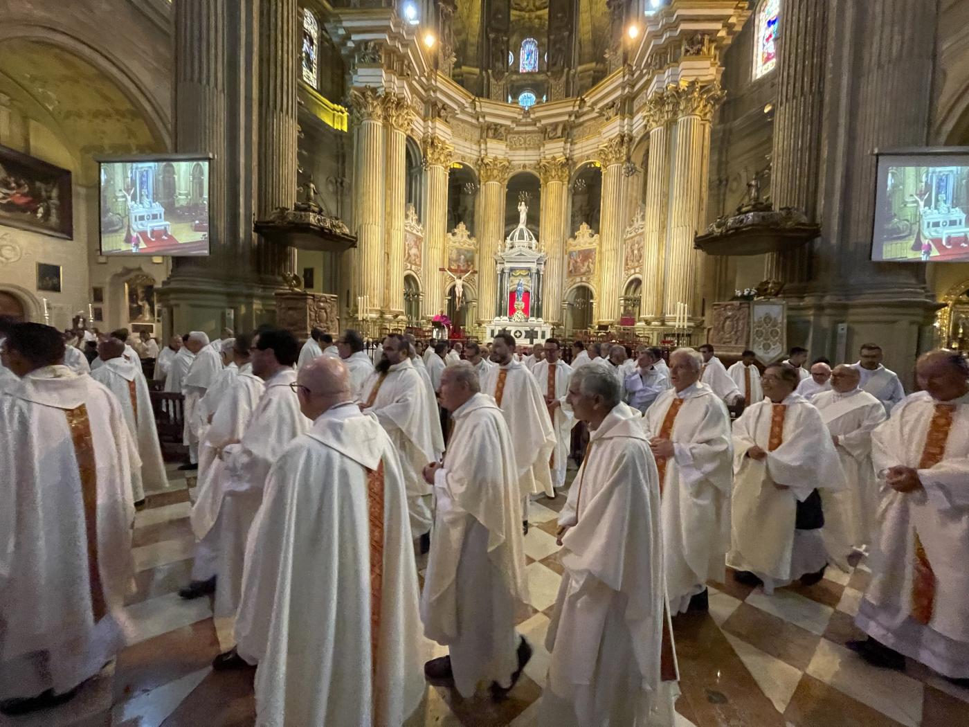 Misa Crismal en la Catedral, presidida por el Sr. Obispo, D. Jesús Catalá // E. LLAMAS