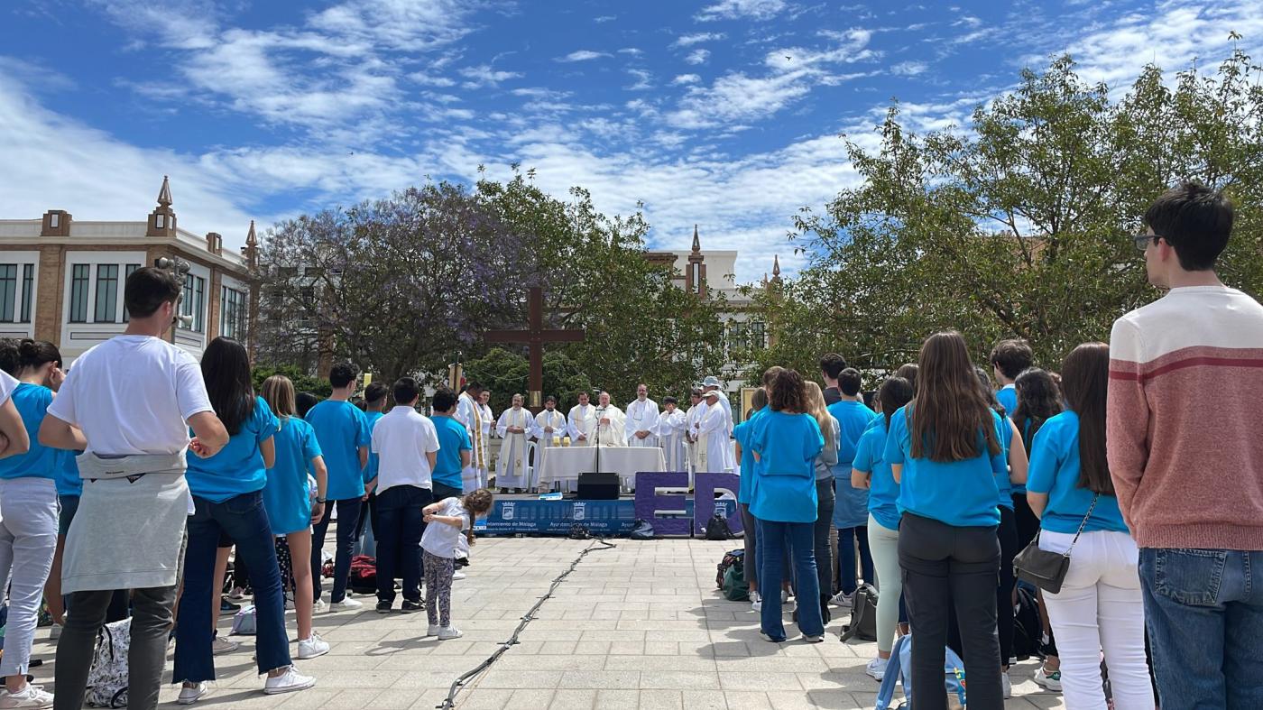 Los jóvenes toman Huelin para celebrar el EDJ