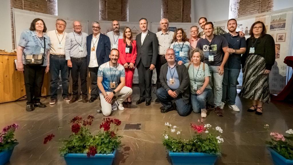 El Rector Mayor junto a varios participantes en el encuentro