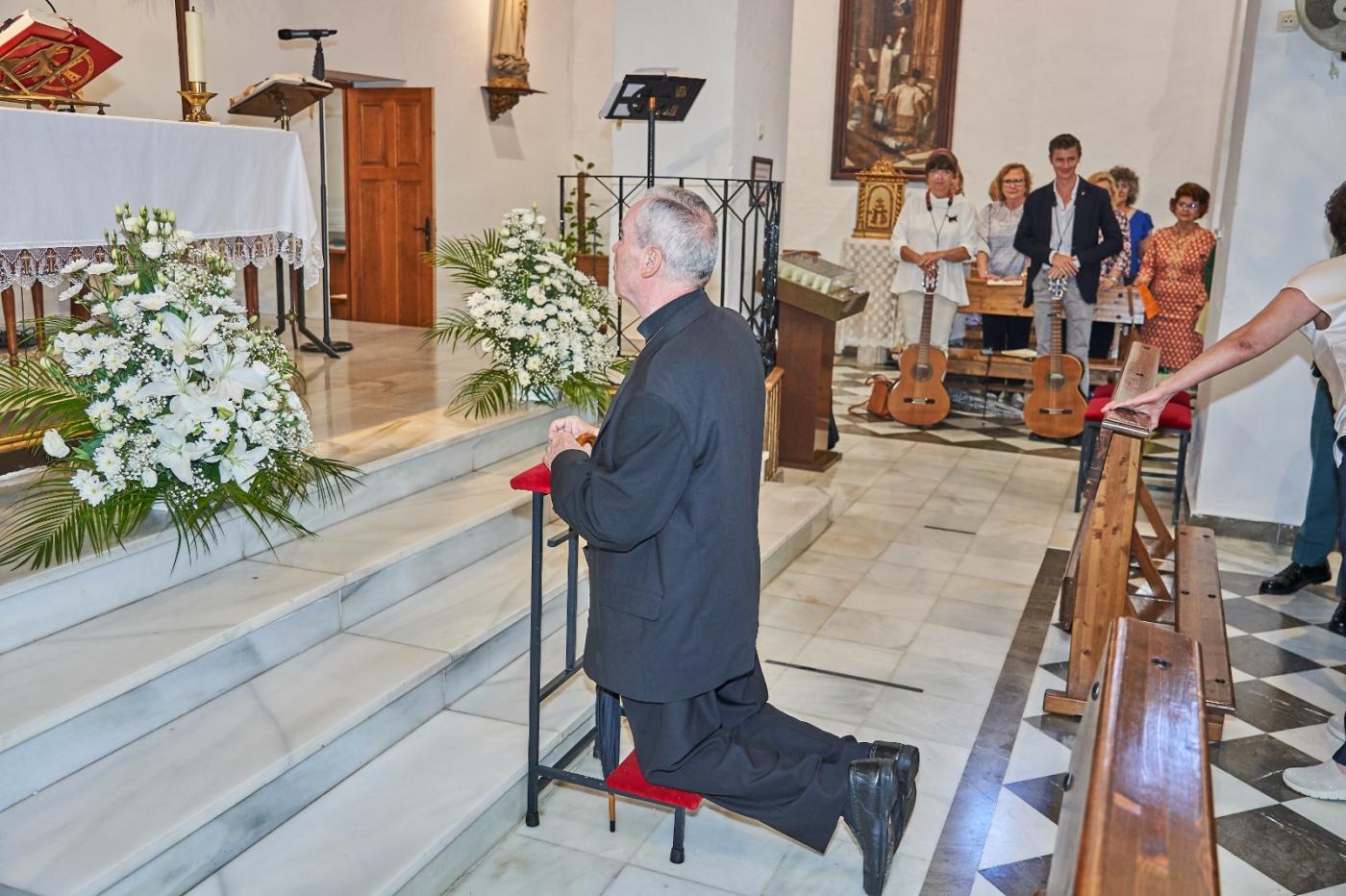 D. Jesús visita la parroquia de Maro y la Cueva de Nerja