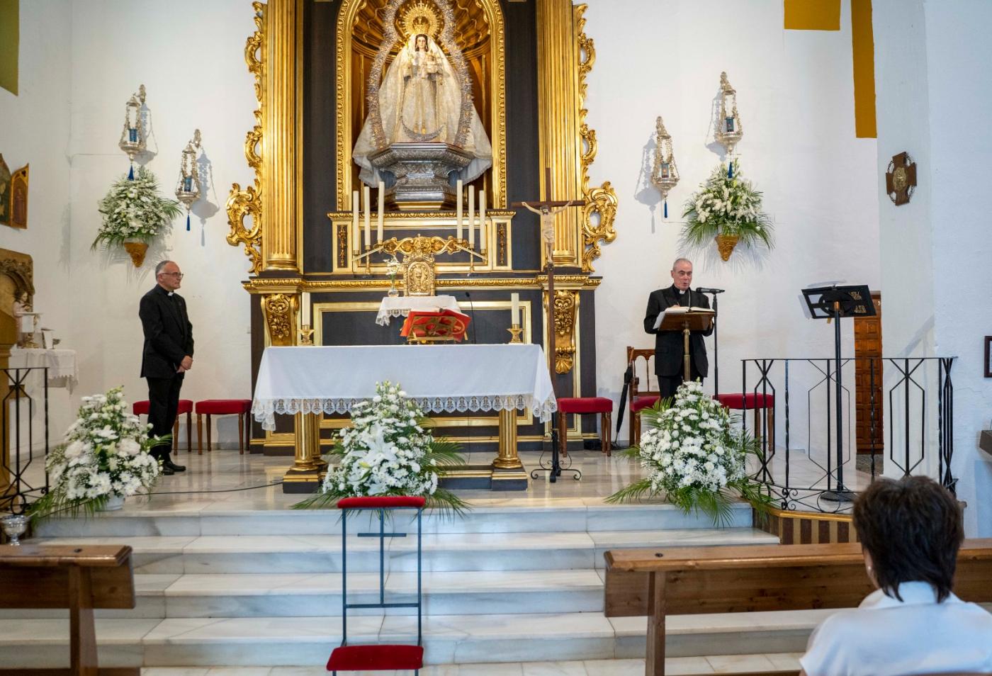 D. Jesús visita la parroquia de Maro y la Cueva de Nerja