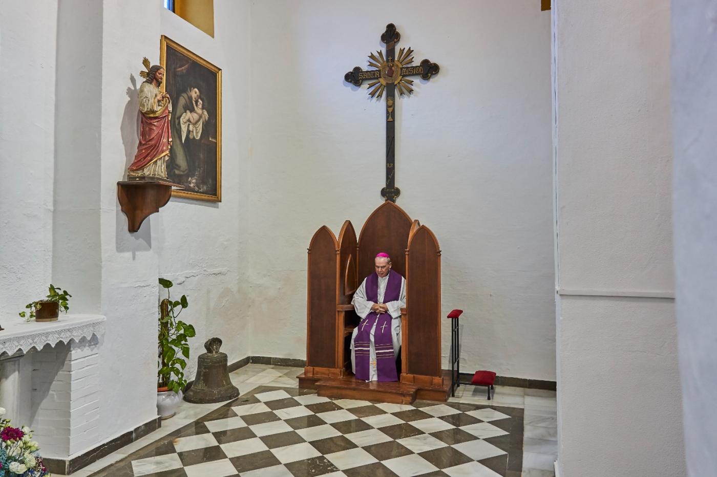 D. Jesús visita la parroquia de Maro y la Cueva de Nerja