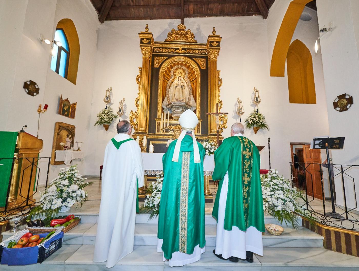 D. Jesús visita la parroquia de Maro y la Cueva de Nerja