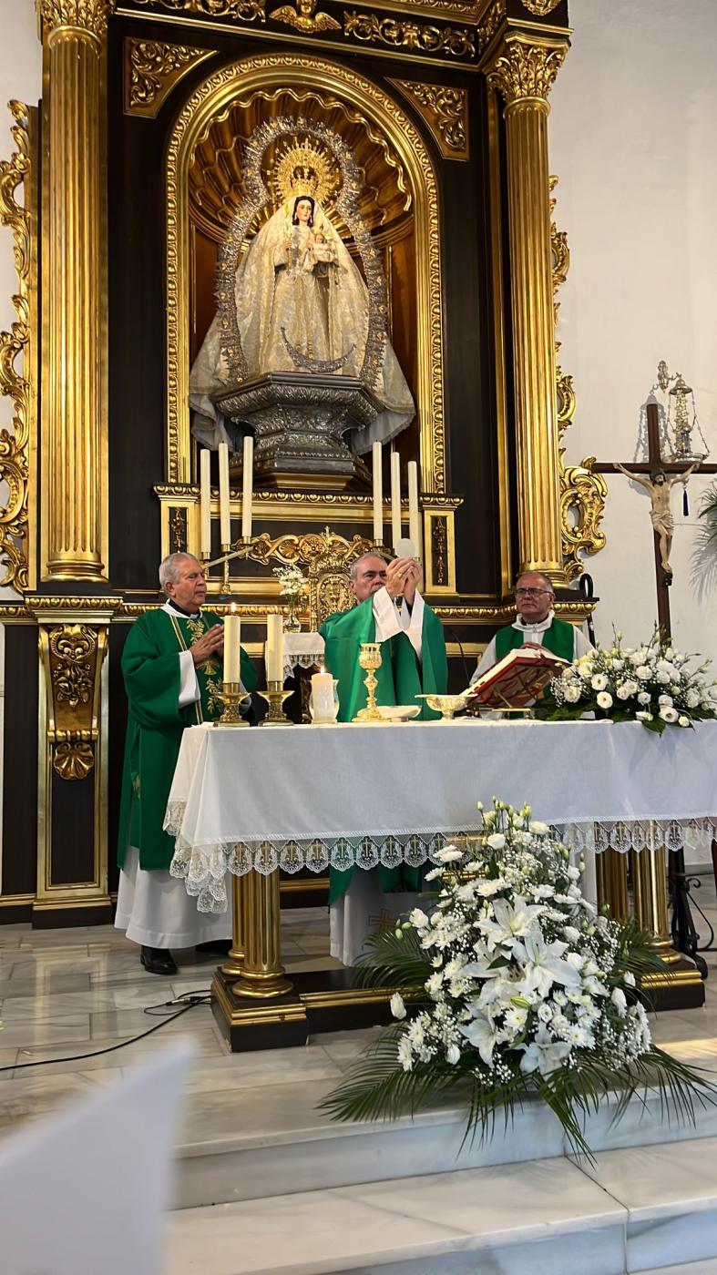 D. Jesús visita la parroquia de Maro y la Cueva de Nerja