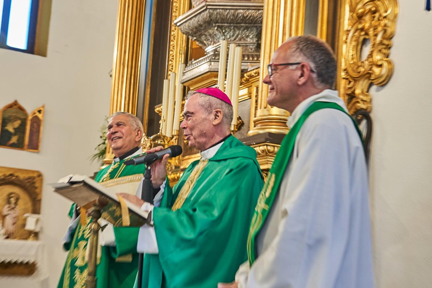 D. Jesús visita la parroquia de Maro y la Cueva de Nerja
