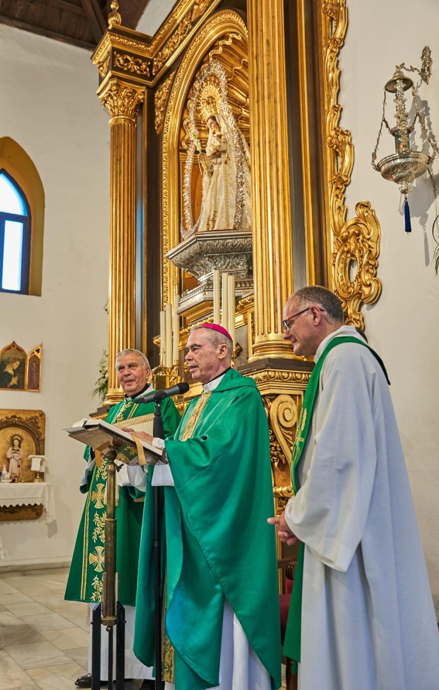 D. Jesús visita la parroquia de Maro y la Cueva de Nerja