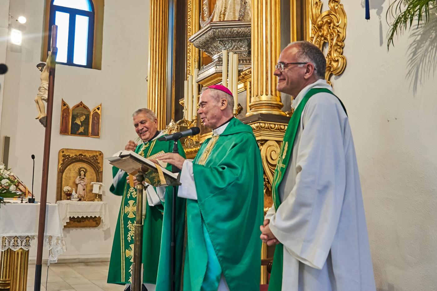 D. Jesús visita la parroquia de Maro y la Cueva de Nerja