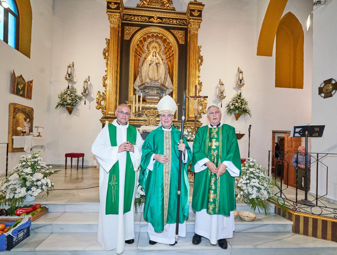 D. Jesús visita la parroquia de Maro y la Cueva de Nerja